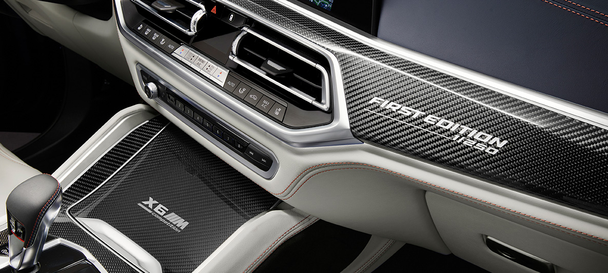 BMW X6 M First Edition F96 2020, wnętrze, listwy ozdobne Carbon Fibre z napisem „First Edition” BMW X6 M First Edition F96 2020, wnętrze, listwy ozdobne Carbon Fibre z napisem „First Edition”