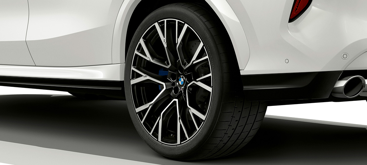 21-calowe obręcze kół M ze stopów lekkich Bicolor Orbit Grey BMW X6 M F96 21-calowe obręcze kół M ze stopów lekkich Bicolor Orbit Grey BMW X6 M F96 2020 SUV zbliżenie