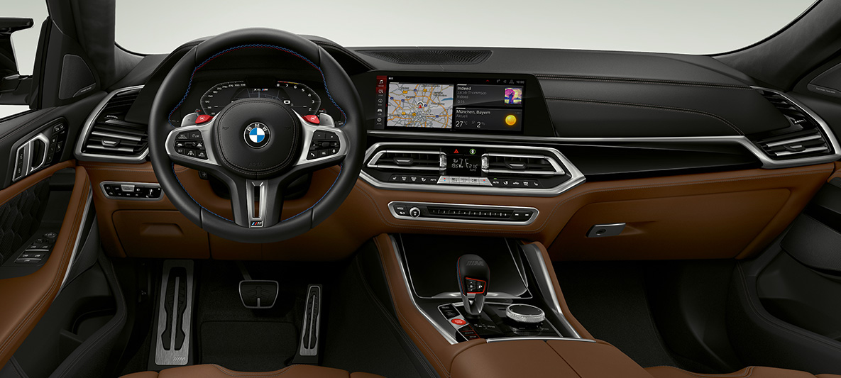 Kierownica skórzana M w BMW X6 M F96 Kierownica skórzana M z kontrastującym stebnowaniem w BMW X6 M F96 2020 SUV kokpit