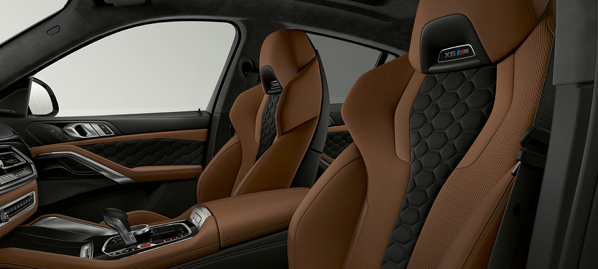 Fotele wielofunkcyjne M w BMW X6 M F96 Fotele wielofunkcyjne M z logo X6 M w BMW X6 M F96 2020 SUV wnętrze