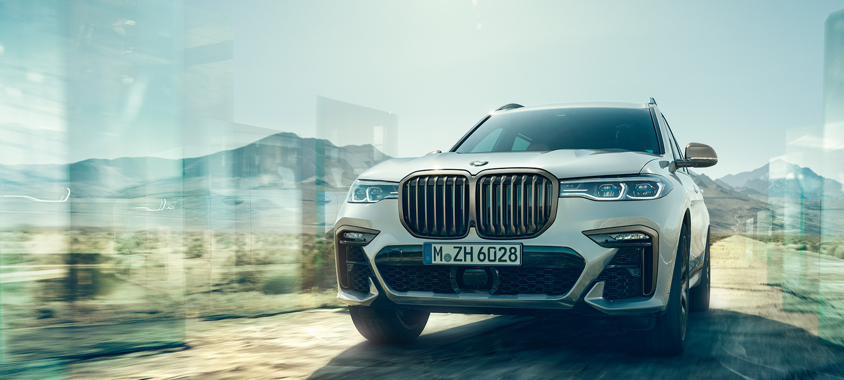 BMW X7 M M50i oraz M50d w kolorze bieli mineralnej, G07, podczas postoju, widok z przodu BMW X7 M50i oraz M50d, widok z przodu