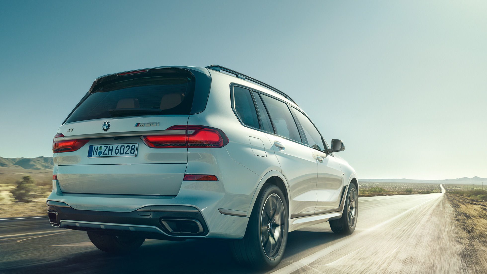 BMW X7 M50i, tylny półprofil BMW X7 M50i w kolorze bieli mineralnej, tylny półprofil, G07, 2019