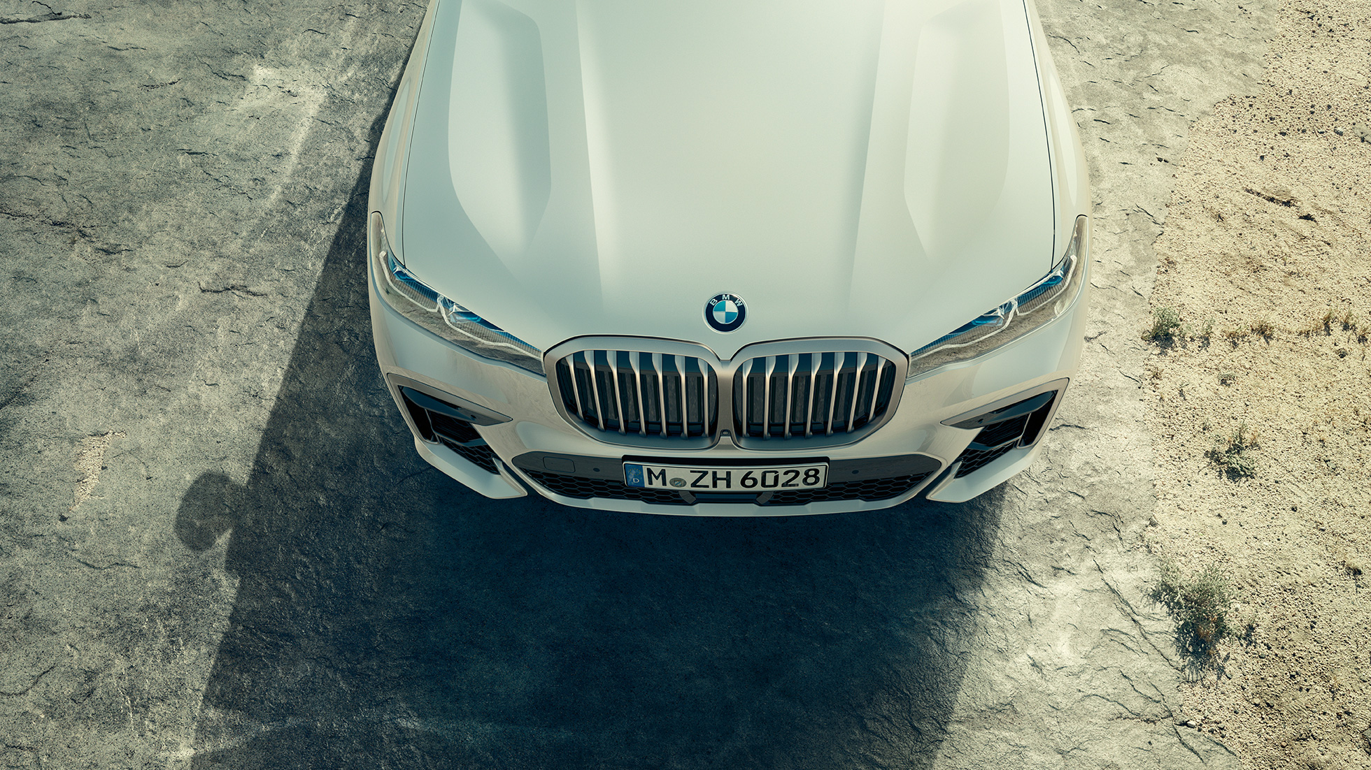 BMW X7 M , przód z atrapą chłodnicy BMW BMW X7 M M50d oraz M50i, przód i maska silnika z lotu ptaka, G07, 2019