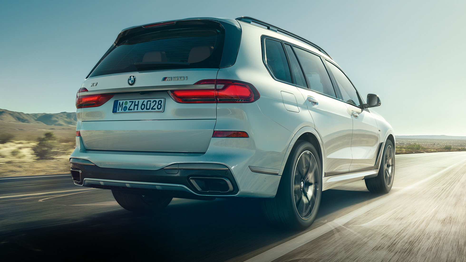 BMW X7 M50i, widok z tyłu BMW X7 M50i w kolorze bieli mineralnej, podczas jazdy, G07, 2019