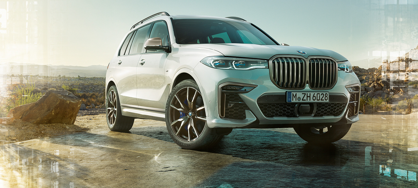 BMW X7 M G07 2019 przedni półprofil BMW X7 M G07 2019 biel mineralna przedni półprofil podczas postoju