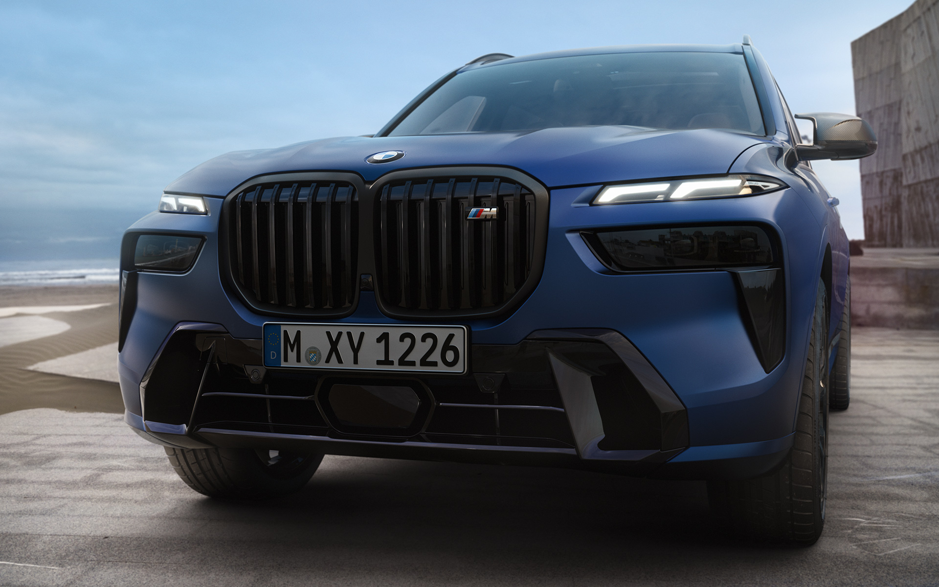Przód BMW X7 M60i xDrive G07 LCI mroźny niebieski Marina Bay podczas postoju zbliżenie Przód BMW X7 M60i xDrive G07 LCI mroźny niebieski Marina Bay podczas postoju zbliżenie