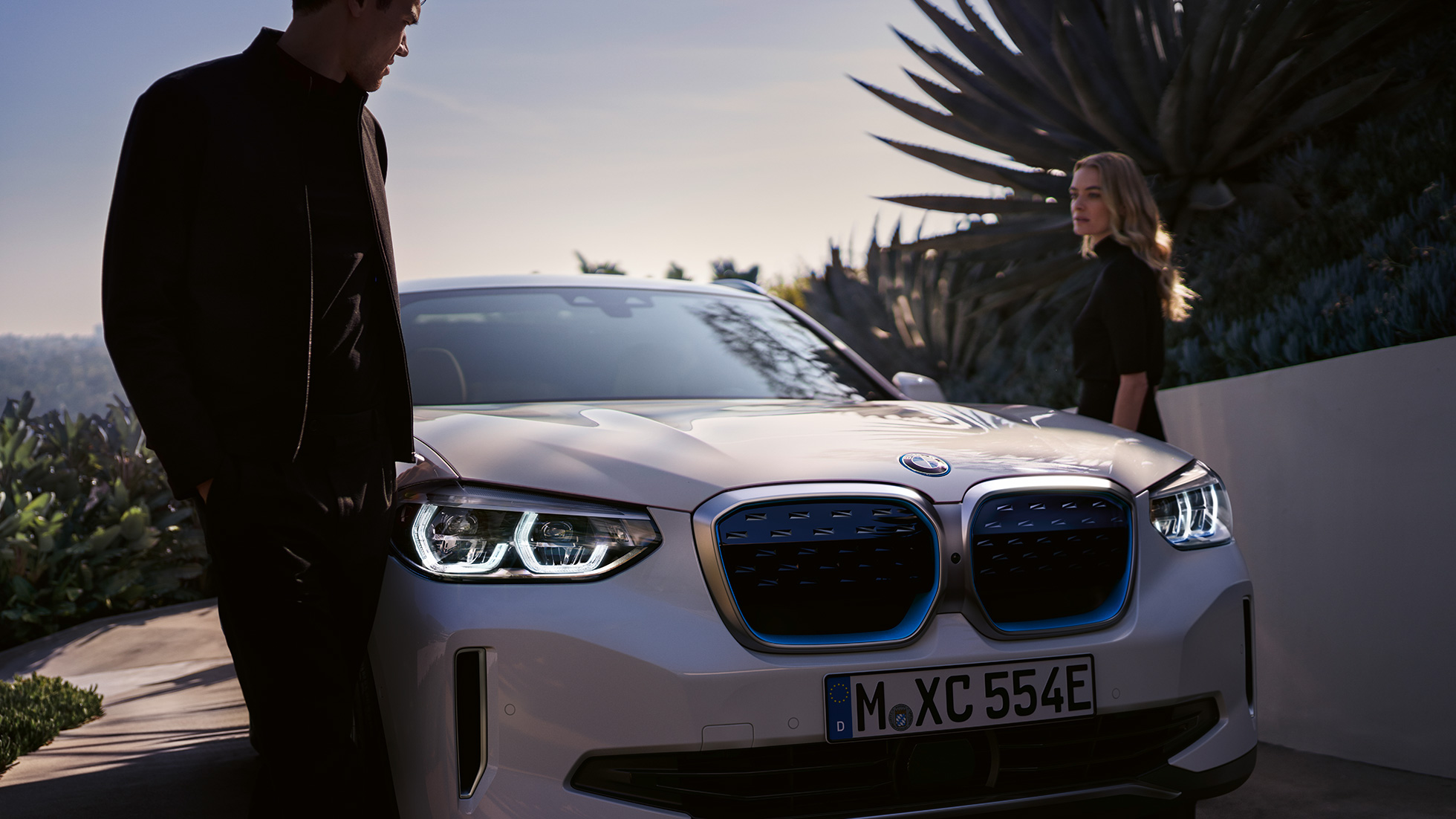 BMW iX3 G08, przedni półprofil z atrapą chłodnicy BMW i BMW iX3 G08 2020, biel mineralna, metalizowany, przedni półprofil z atrapą chłodnicy BMW i