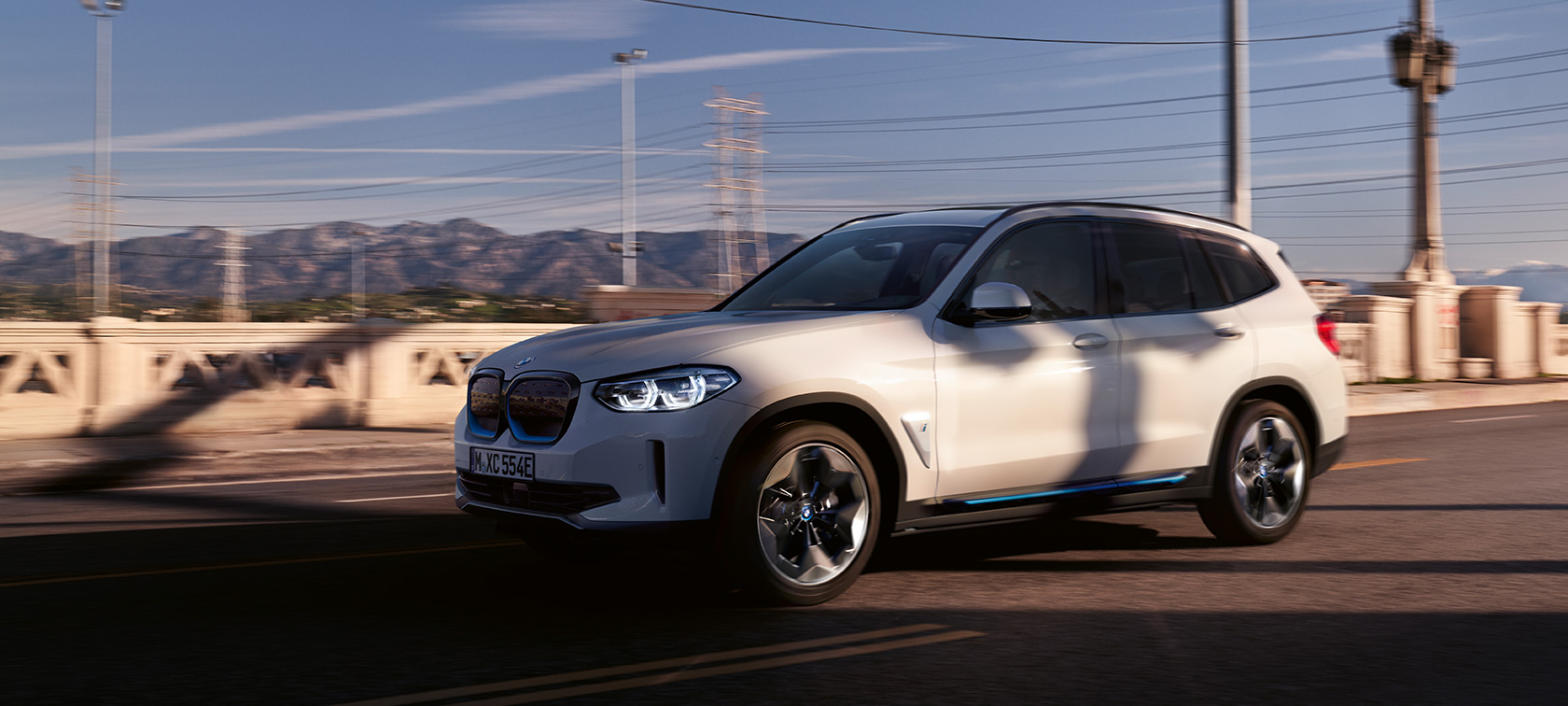 BMW iX3 G08, przedni półprofil podczas jazdy na ulicy BMW iX3 G08 2020, biel mineralna, metalizowany, przedni półprofil podczas jazdy na ulicy