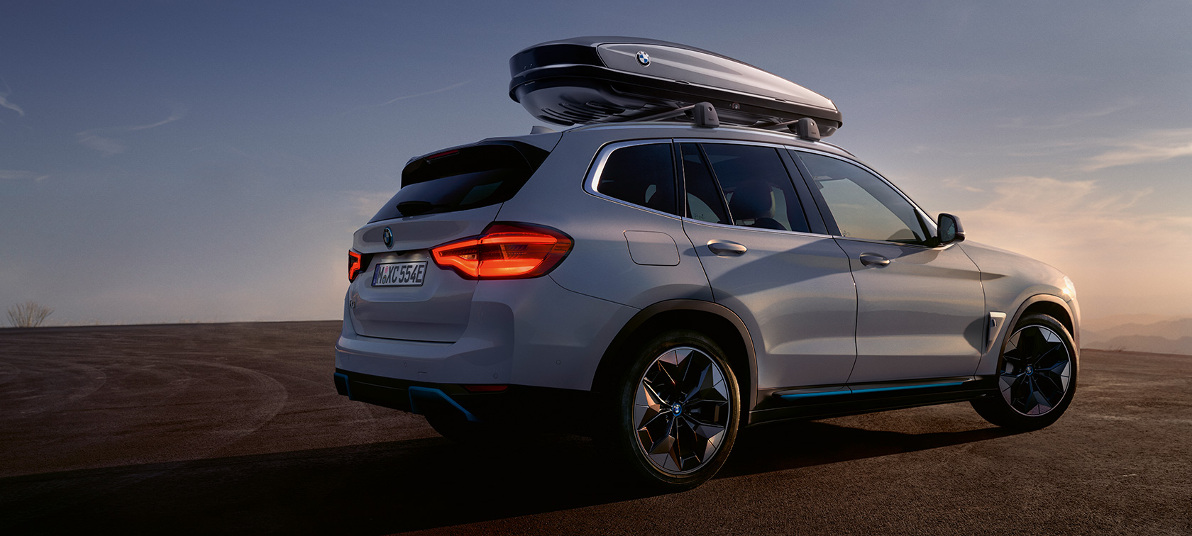 BMW iX3 G08, biel mineralna, metalizowany, tylny półprofil podczas postoju na ulicy BMW iX3 G08 2020, biel mineralna, metalizowany, tylny półprofil podczas postoju na ulicy