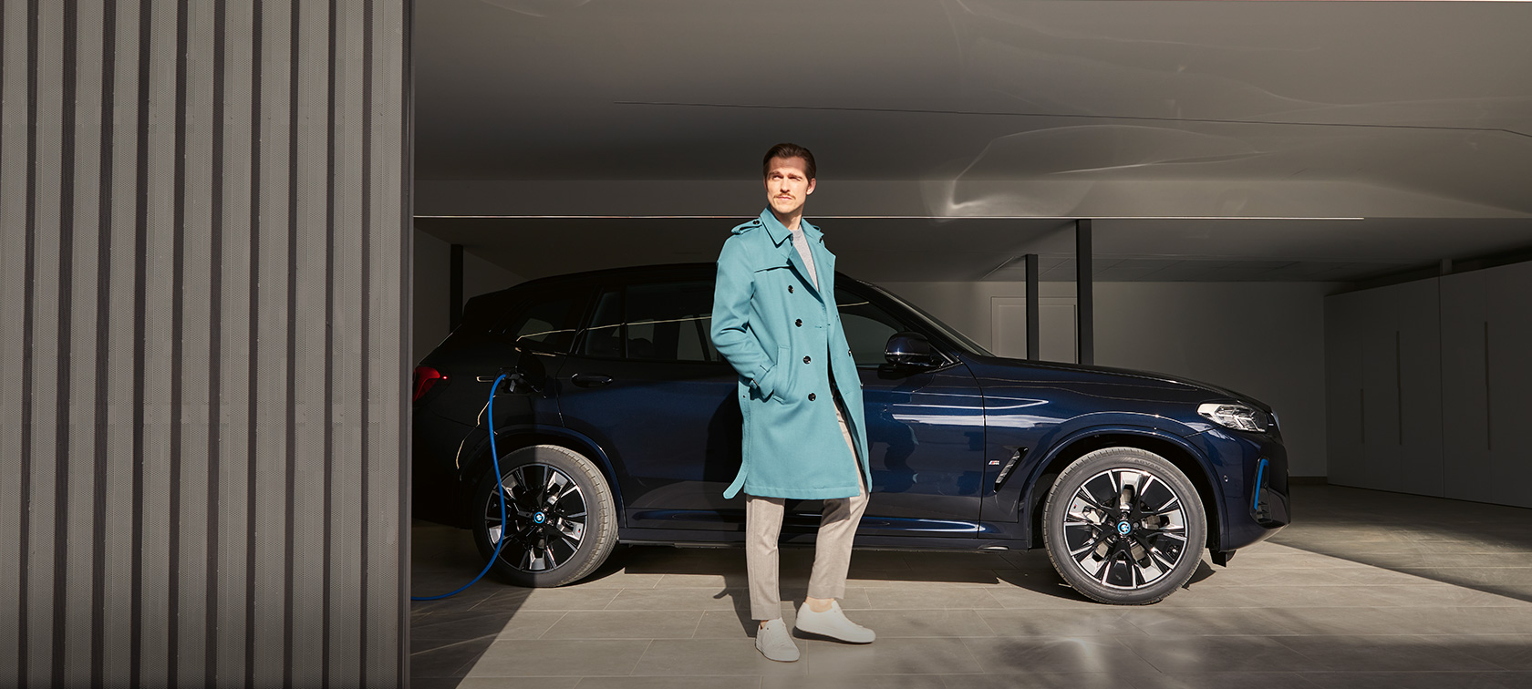 Widok z boku BMW iX3 G08 czarny karbon M BMW iX3 G08 2021 czarny karbon M widok z boku