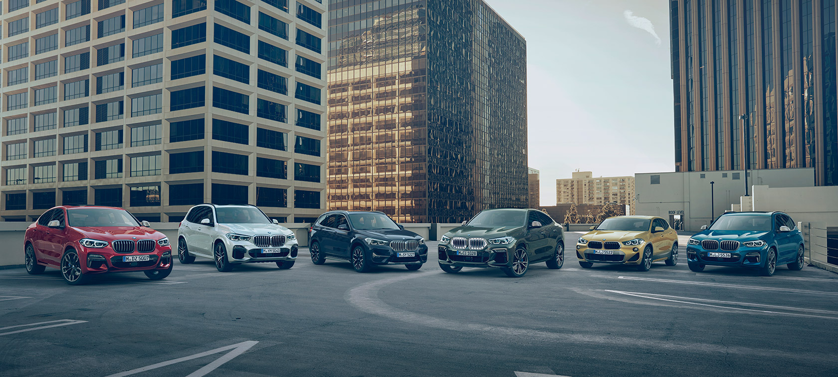 Samochody BMW X na parkingu przed budynkami Modele BMW X samochody BMW X na parkingu przed budynkami