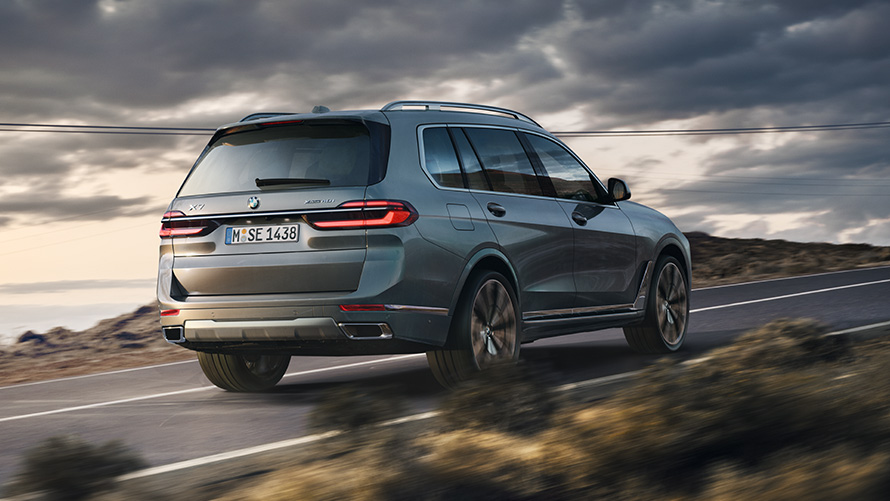 BMW X7 G07 pierwsza generacja tylny półprofil podczas jazdy na ulicy Modele BMW X BMW X7 G07 pierwsza generacja tylny półprofil podczas jazdy na ulicy