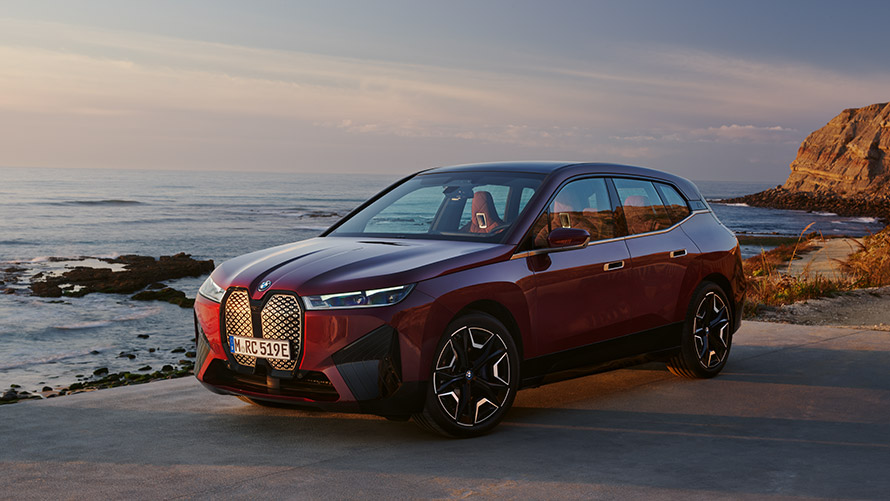 BMW iX I20 pierwsza generacja półprofil podczas postoju Modele BMW X BMW iX I20 pierwsza generacja półprofil podczas postoju