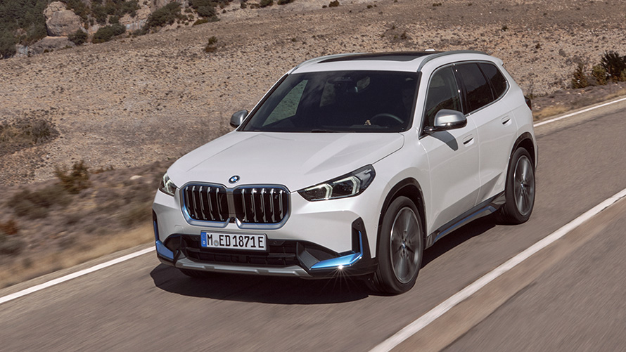 BMW iX1 U11 pierwsza generacja przedni półprofil podczas jazdy na ulicy Modele BMW X BMW iX1 U11 pierwsza generacja przedni półprofil podczas jazdy na ulicy