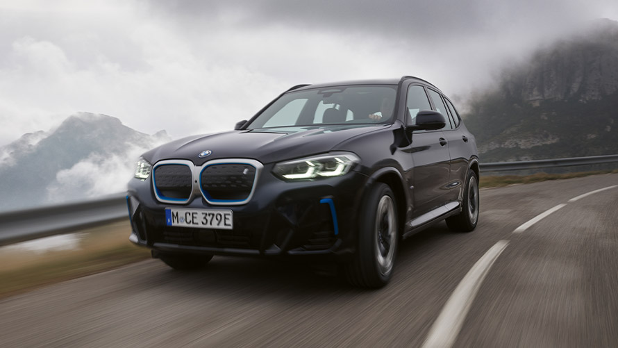 Modele BMW X BMW iX3 G08 pierwsza generacja przedni półprofil podczas jazdy Modele BMW X BMW iX3 G08 pierwsza generacja przedni półprofil podczas jazdy