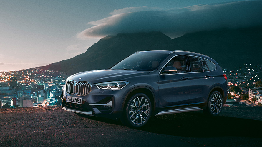 BMW X1 F48 druga generacja półprofil podczas postoju na tle miasta Modele BMW X BMW X1 F48 druga generacja półprofil podczas postoju na tle miasta