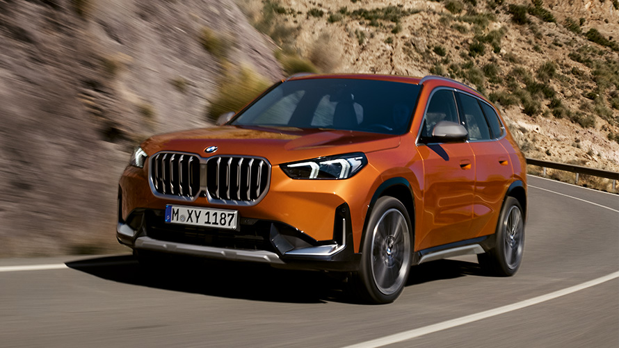 BMW X1 U11 trzecia generacja przedni półprofil na ulicy Modele BMW X BMW X1 U11 trzecia generacja przedni półprofil na ulicy
