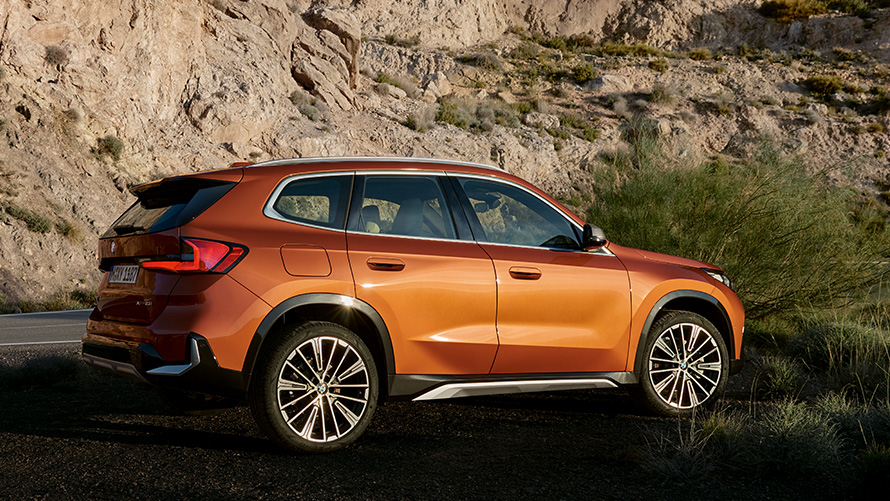 BMW X1 U11 trzecia generacja przedni półprofil na ulicy Modele BMW X BMW X1 U11 trzecia generacja przedni półprofil na ulicy