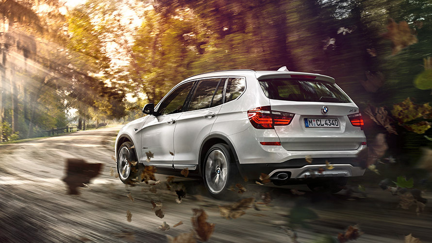 BMW X3 F25 druga generacja tylny półprofil podczas jazdy na ulicy Modele BMW X BMW X3 F25 druga generacja tylny półprofil podczas jazdy na ulicy