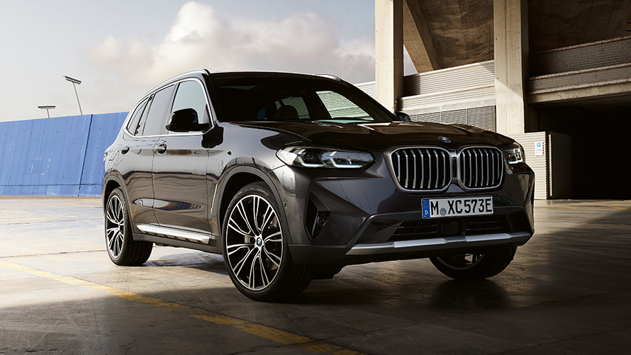 BMW X3 G01 trzecia generacja widok z boku podczas postoju Modele BMW X BMW X3 G01 trzecia generacja widok z boku podczas postoju