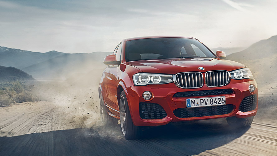 BMW X4 F26 pierwsza generacja przedni półprofil podczas jazdy Modele BMW X BMW X4 F26 pierwsza generacja przedni półprofil podczas jazdy