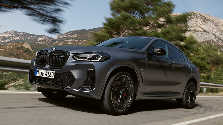 BMW X4 G02 druga generacja półprofil podczas jazdy na ulicy Modele BMW X BMW X4 G02 druga generacja półprofil podczas jazdy na ulicy