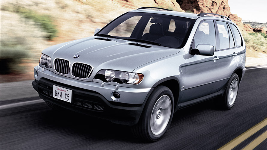 BMW X5 E53 pierwsza generacja przedni półprofil podczas jazdy na ulicy Modele BMW X BMW X5 E53 pierwsza generacja przedni półprofil podczas jazdy na ulicy