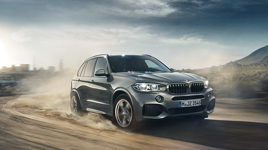 BMW X5 F15 trzecia generacja przedni półprofil podczas jazdy Modele BMW X BMW X5 F15 trzecia generacja przedni półprofil podczas jazdy