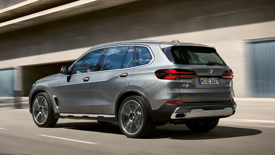 BMW X5 G05 piąta generacja tylny półprofil Modele BMW X BMW X5 G05 piąta generacja tylny półprofil podczas jazdy na ulicy