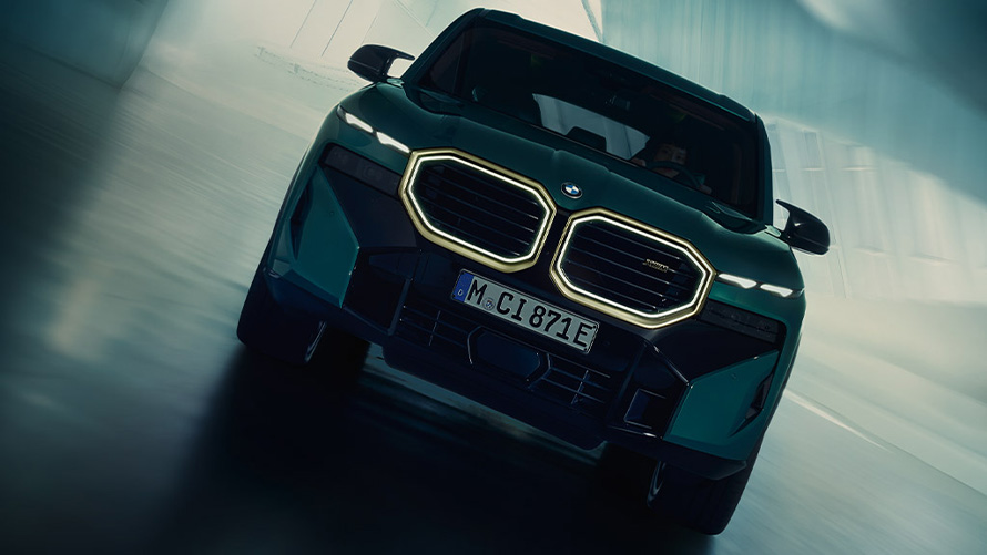 BMW XM G09, przedni półprofil podczas jazdy na ulicy Modele BMW M BMW XM G09 widok z przodu podczas jazdy na ulicy