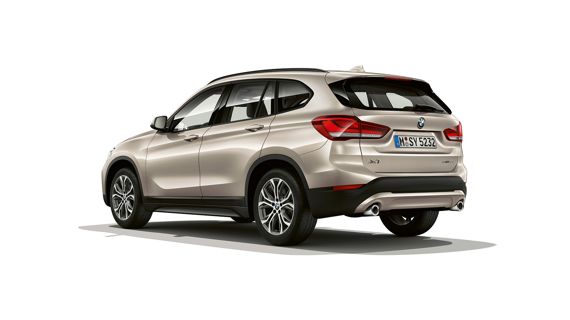 BMW X1, Model Advantage, ujęcie z półprofilu od tyłu. BMW X1, model Advantage, ujęcie studyjne z półprofilu od przodu.