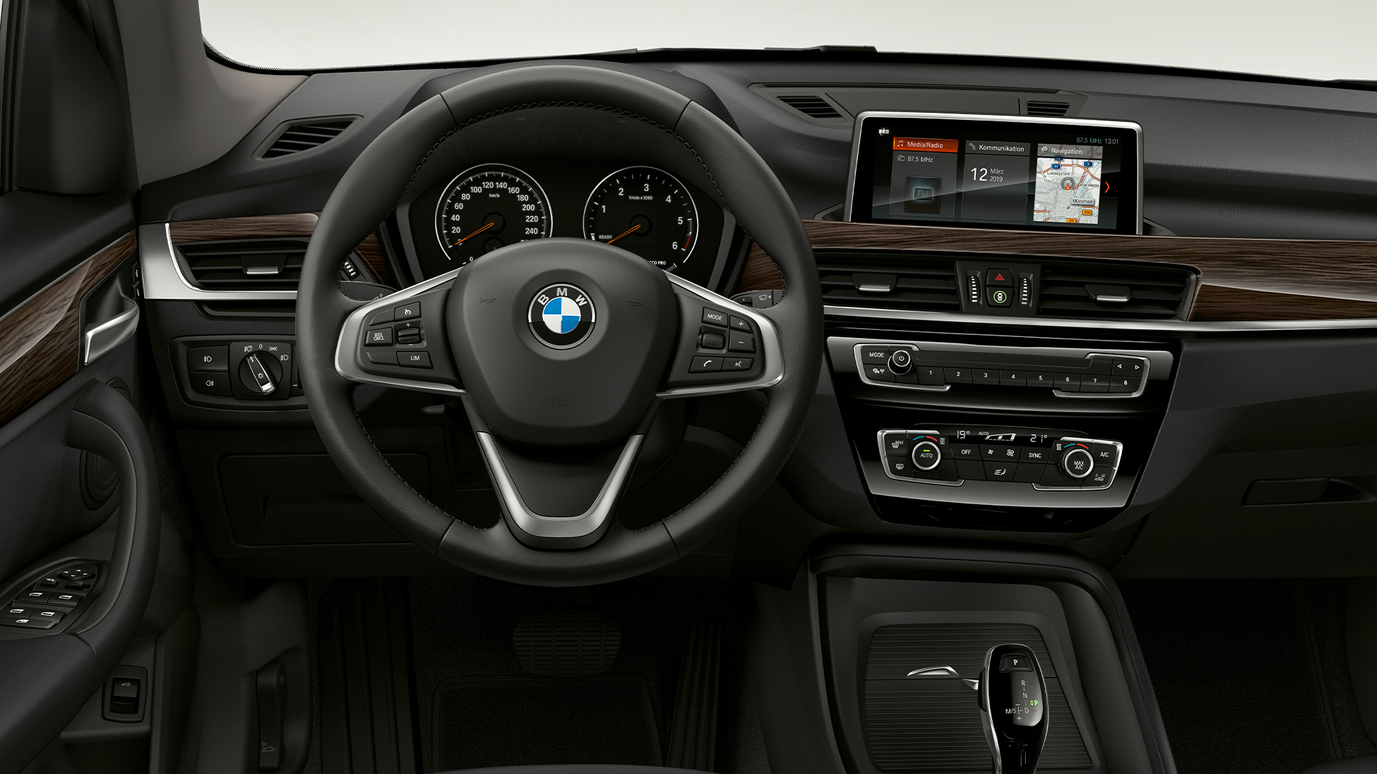 BMW X1, Model Advantage, wnętrze. BMW X1, Model Advantage, widok wnętrza skupiony na kokpicie.