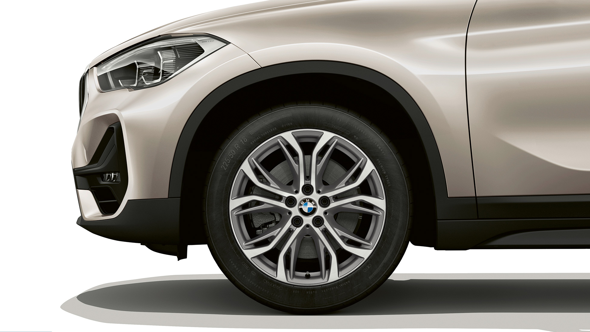 BMW X1, Model Advantage, koła ze stopów lekkich. BMW X1, Model Advantage, widok z boku ze zbliżeniem na koła ze stopów lekkich.
