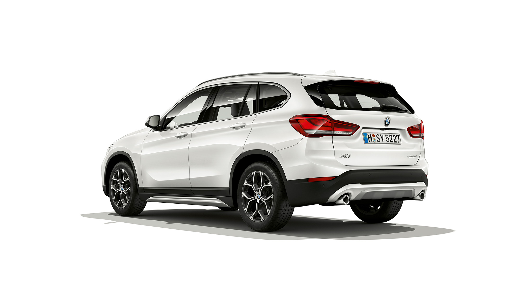 BMW X1, Model xLine, ujęcie z półprofilu od tyłu. BMW X1, Model xLine, ujęcie studyjne z półprofilu od tyłu.