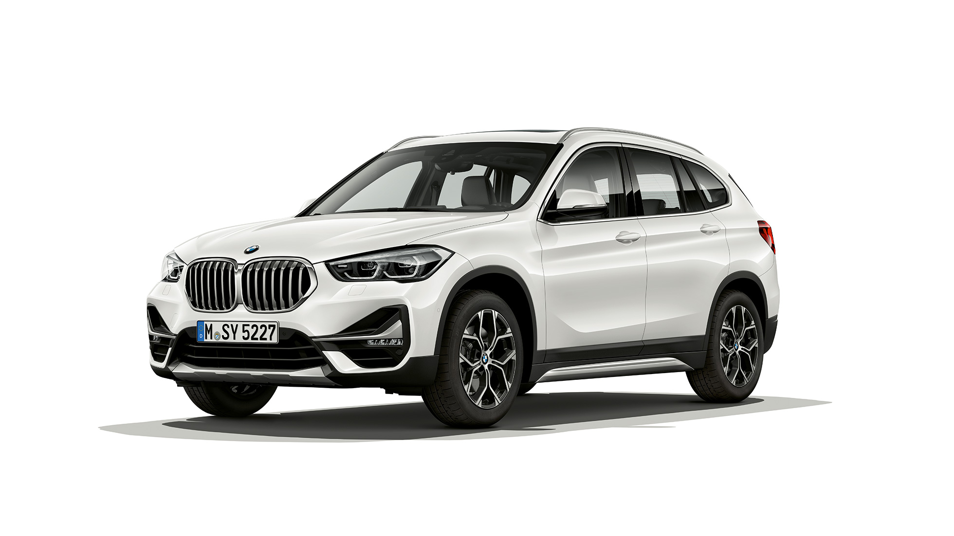 BMW X1, model xLine, ujęcie z półprofilu od przodu. BMW X1, model xLine, ujęcie studyjne z półprofilu od przodu.