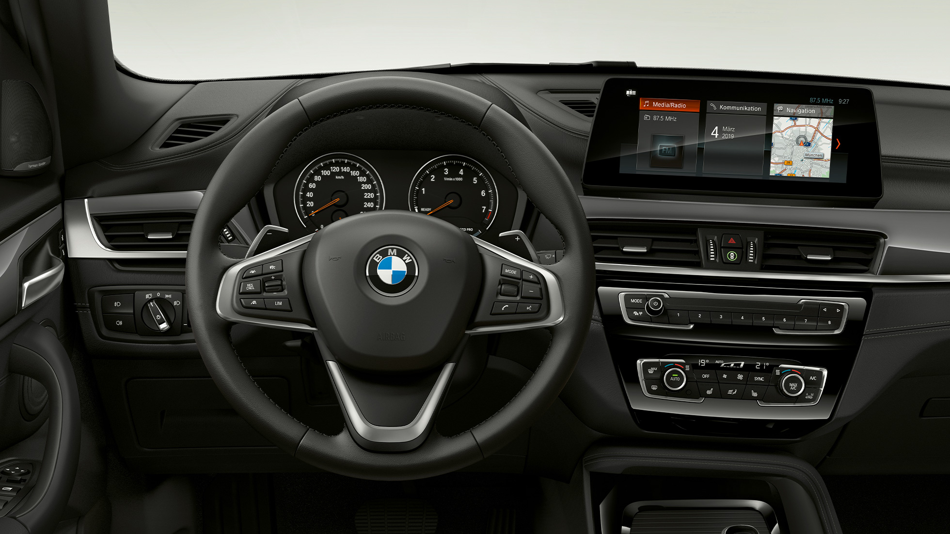 BMW X1, Model xLine, wnętrze. BMW X1, Model xLine, widok wnętrza skupiony na kokpicie.
