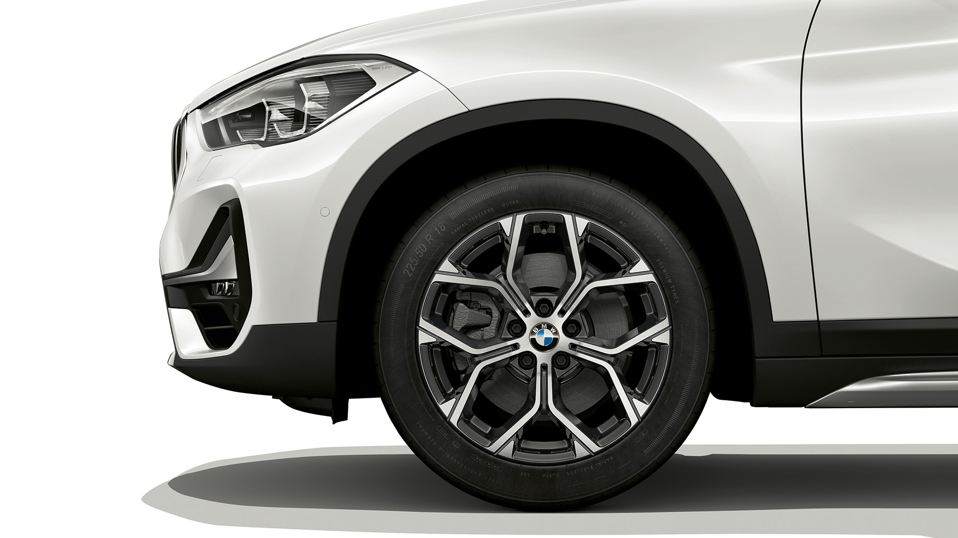 BMW X1, Model xLine, koła ze stopu lekkiego. BMW X1, Model xLine, widok z boku ze zbliżeniem na koła ze stopów lekkich.
