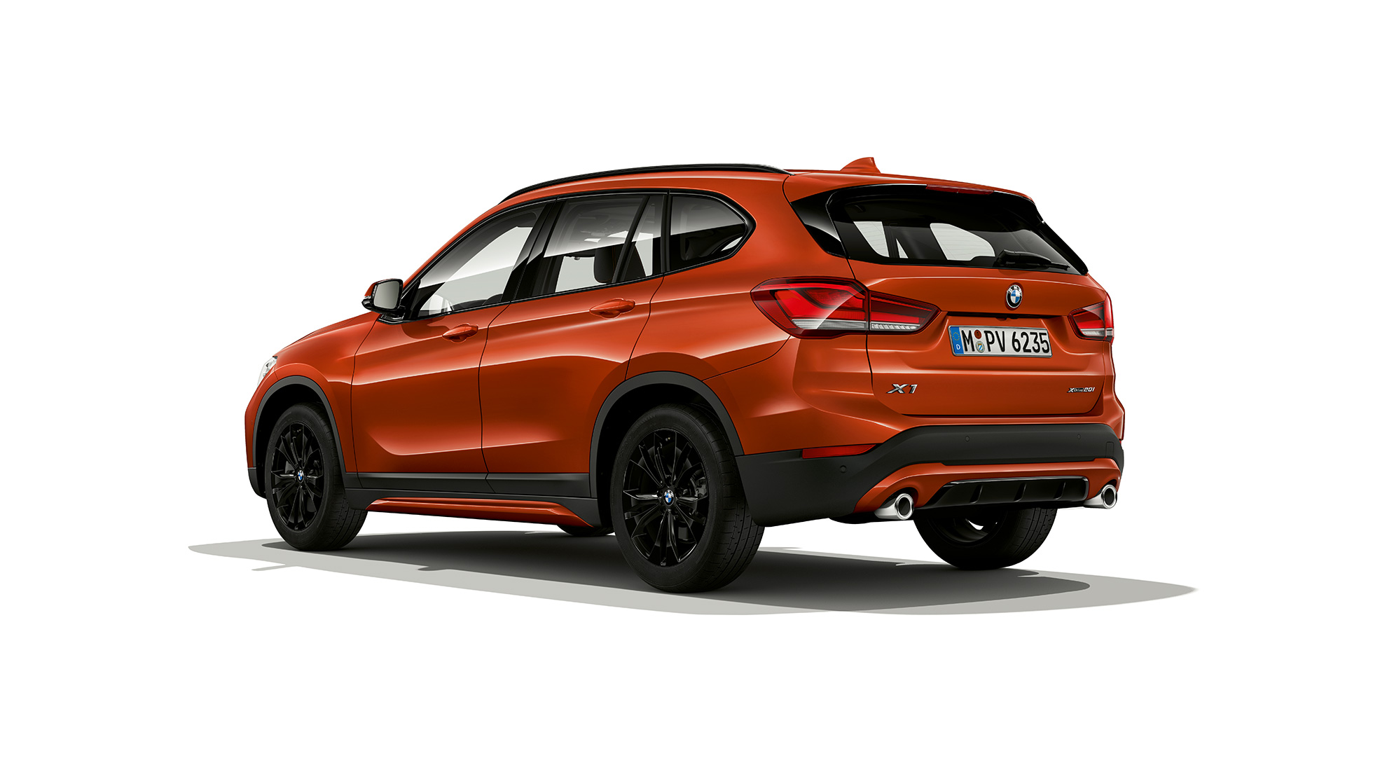 BMW X1, Model Sport Line, ujęcie z półprofilu od tyłu. BMW X1, Model Sport Line, ujęcie studyjne z półprofilu od tyłu.