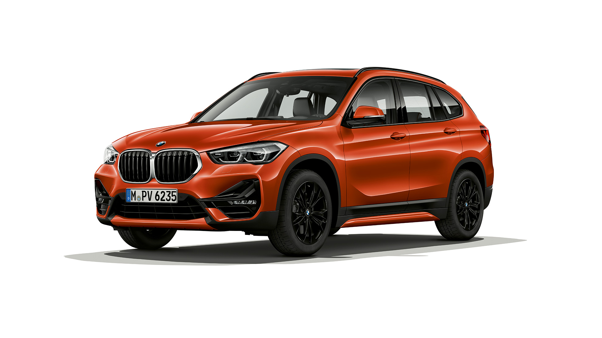 BMW X1, model Sport Line, ujęcie z półprofilu od przodu. BMW X1, model Sport Line, ujęcie studyjne z półprofilu od przodu.