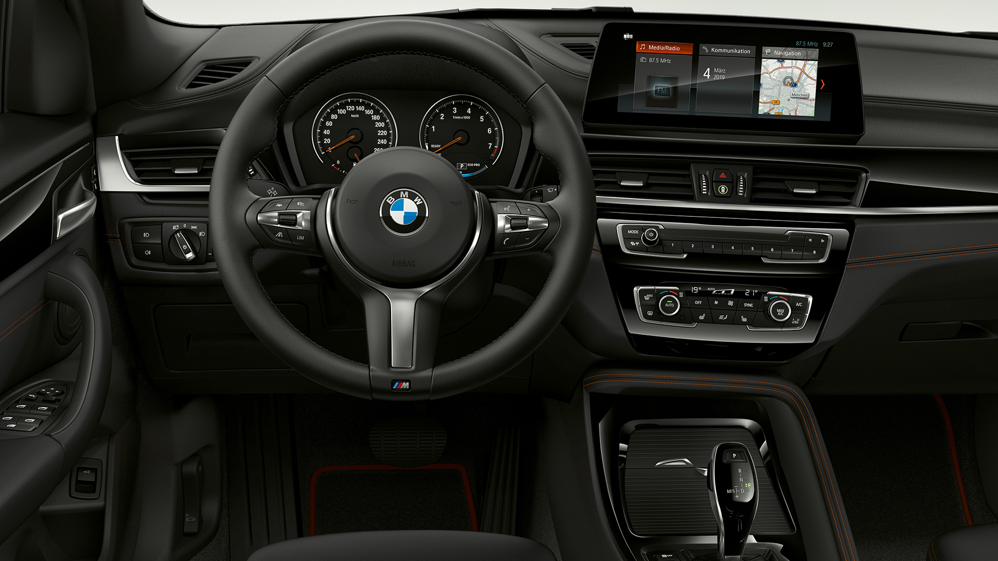 BMW X1, Model Sport Line, wnętrze. BMW X1, Model Sport Line, widok wnętrza skupiony na kokpicie.