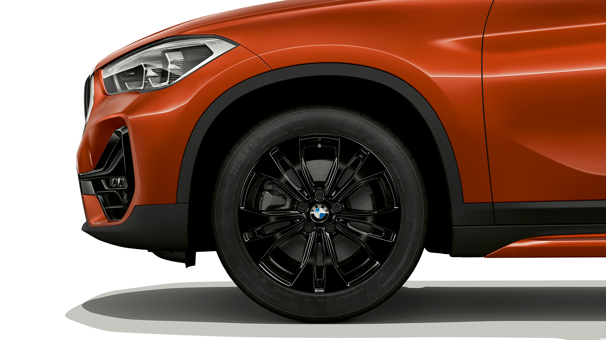 BMW X1, Model Sport Line, koła ze stopu lekkiego. BMW X1, Model Sport Line, widok z boku ze zbliżeniem na koła ze stopu lekkiego.
