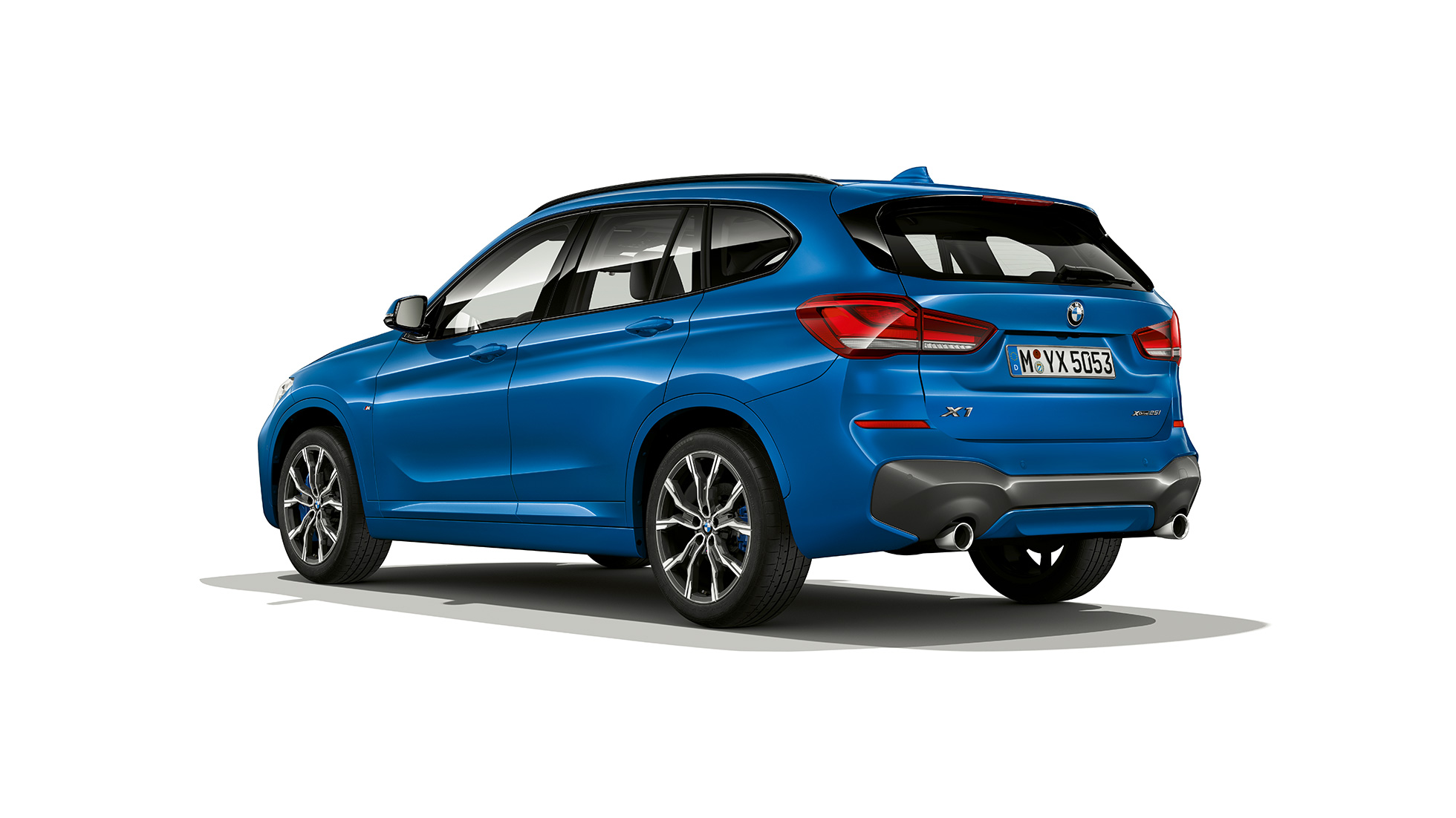 BMW X1, model M Sport, ujęcie z półprofilu od tyłu. BMW X1, model M Sport, ujęcie studyjne z półprofilu od tyłu.