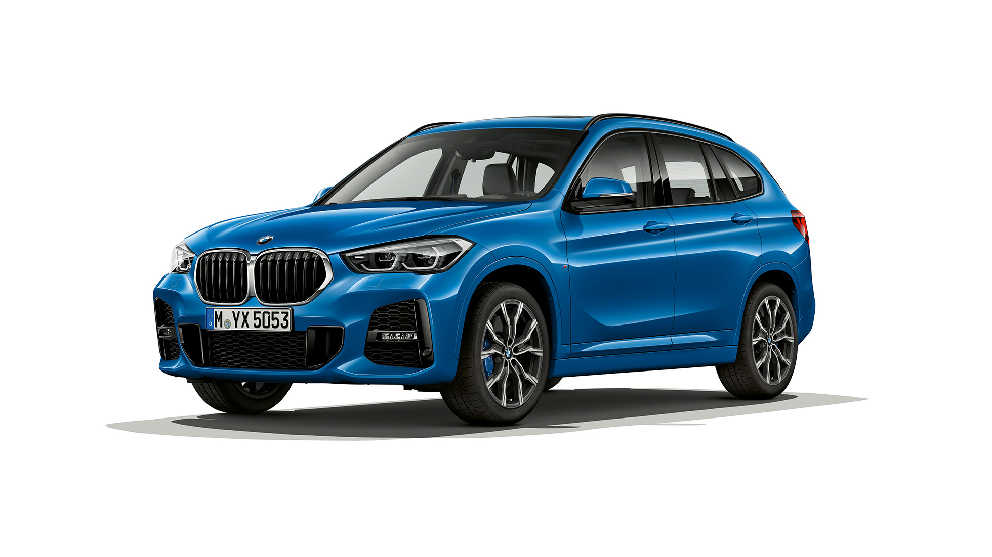 BMW X1, model M Sport, ujęcie z półprofilu od przodu. BMW X1, model M Sport, ujęcie studyjne z półprofilu od przodu.