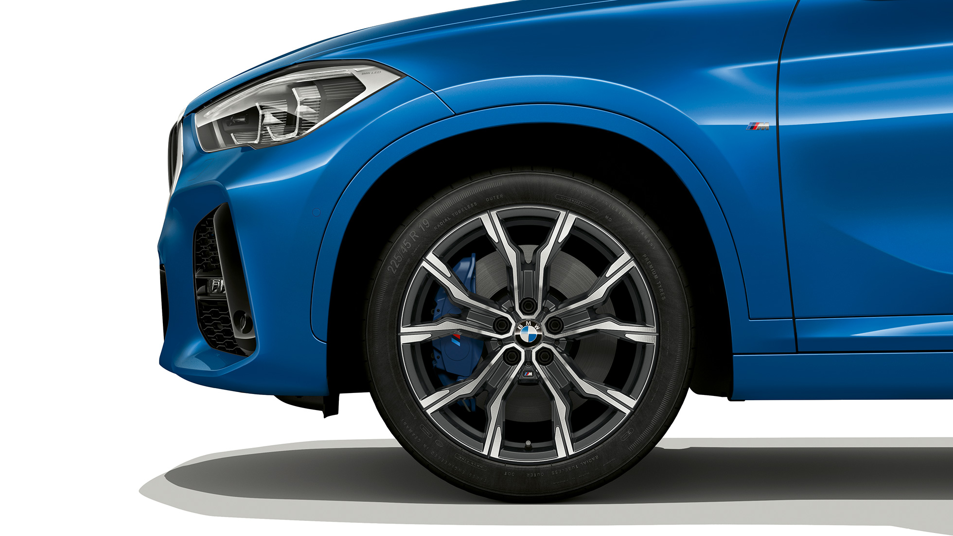 BMW X1, Model M Sport, koła ze stopów lekkich. BMW X1, Model M Sport, widok z boku ze zbliżeniem na koła ze stopu lekkiego.