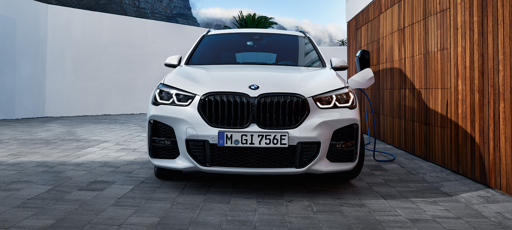 Hybryda plug-in BMW X1 xDrive25e F48 widok z przodu Hybryda plug-in BMW X1 xDrive25e F48 widok z przodu podczas ładowania