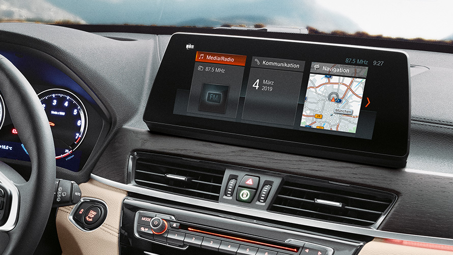 Ekran Control Display 10,25 cala w BMW X1. Wnętrze BMW X1, widok wyświetlacza Control Display 10,25 cala z ekranem dotykowym.