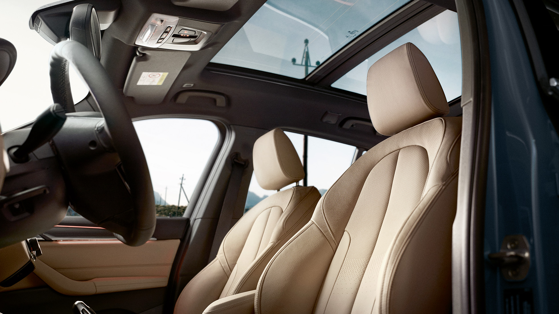Wnętrze BMW X1, fotele sportowe. Wnętrze BMW X1, widok ergonomicznych foteli sportowych.