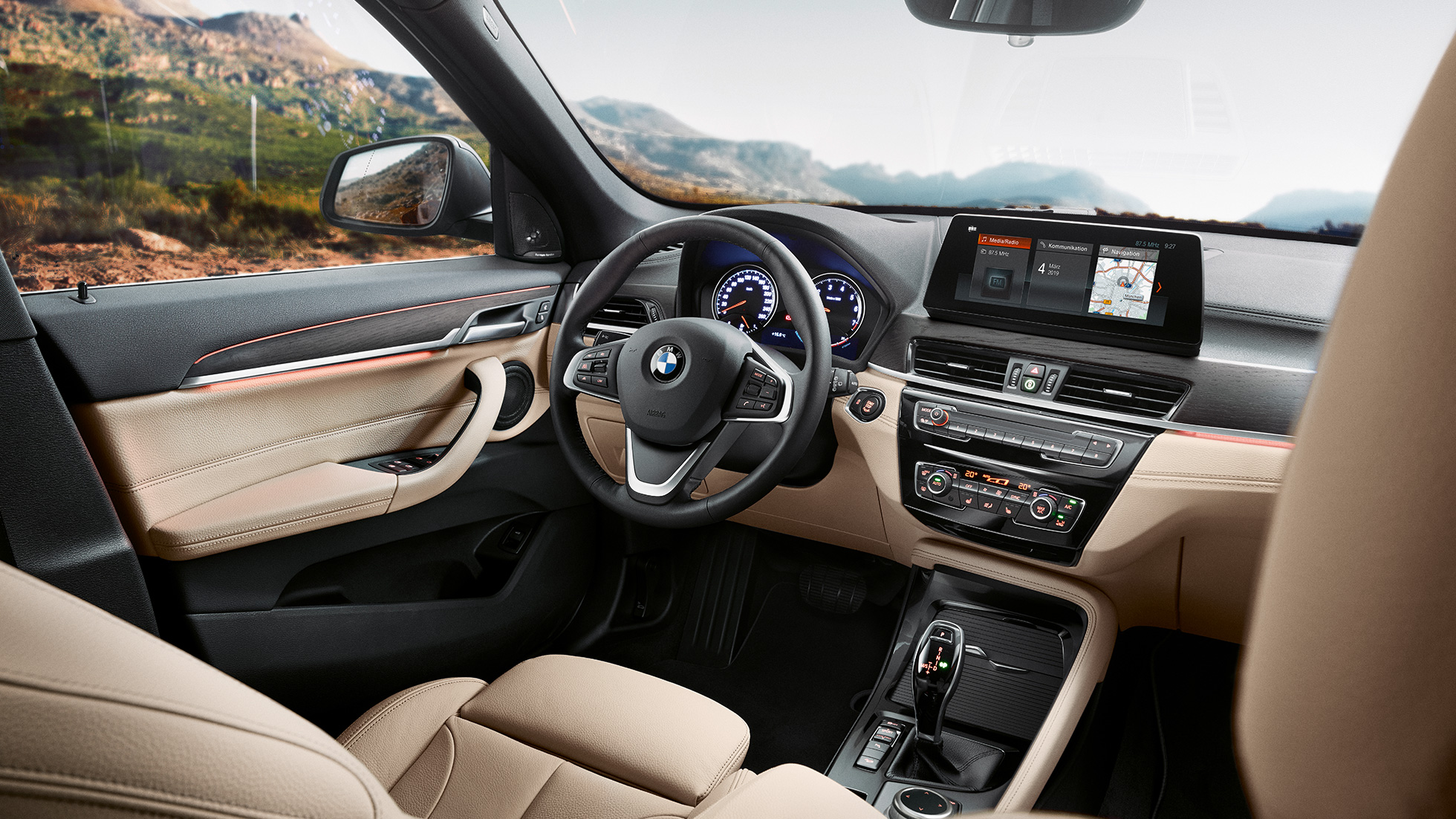 Wnętrze BMW X1, kokpit. Wnętrze BMW X1, widok ekranu sterowania 10,25 cala w kokpicie.