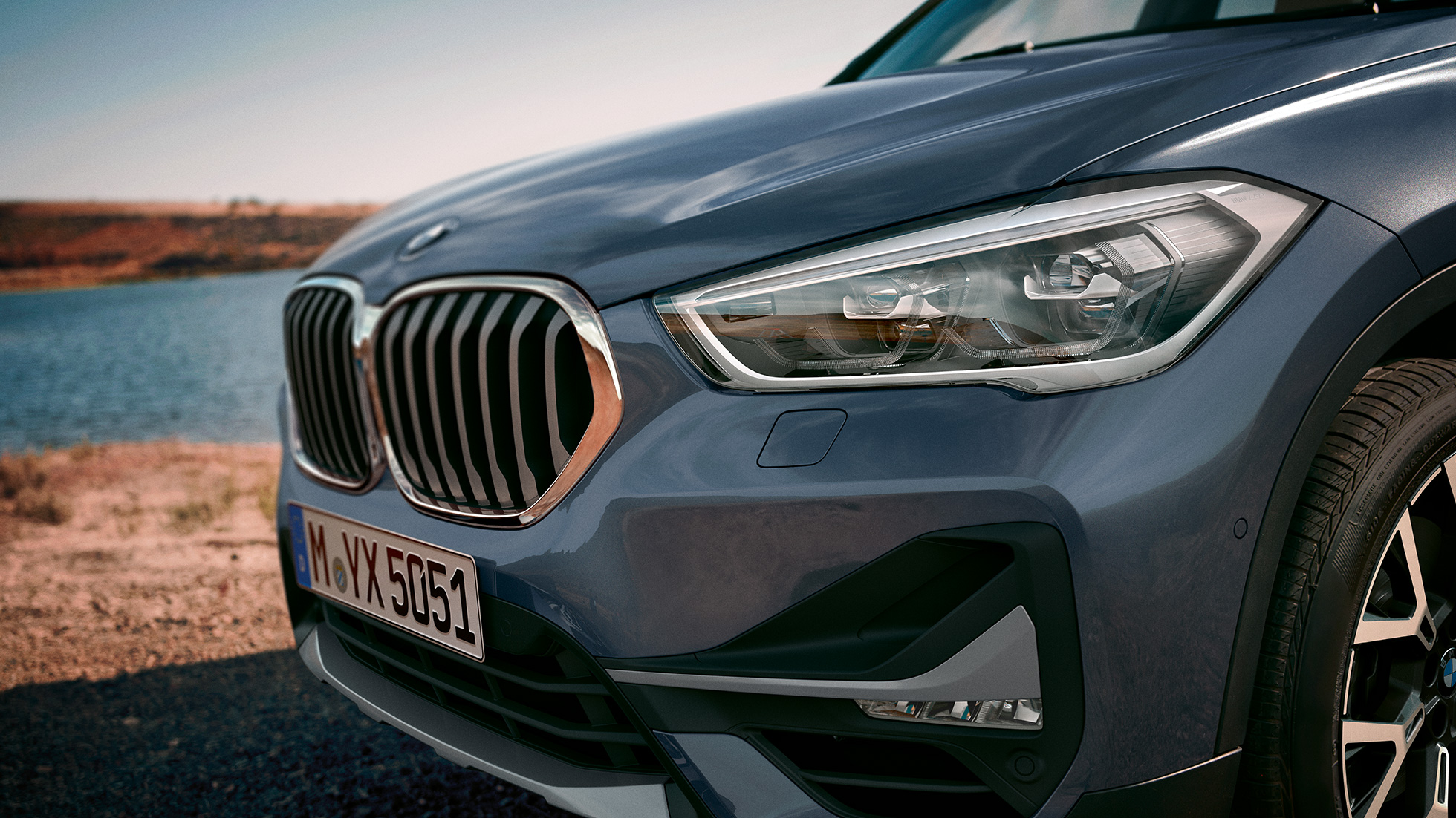 BMW X1, adaptacyjne światła przednie LED. BMW X1, zbliżenie na adaptacyjne światła przednie LED.
