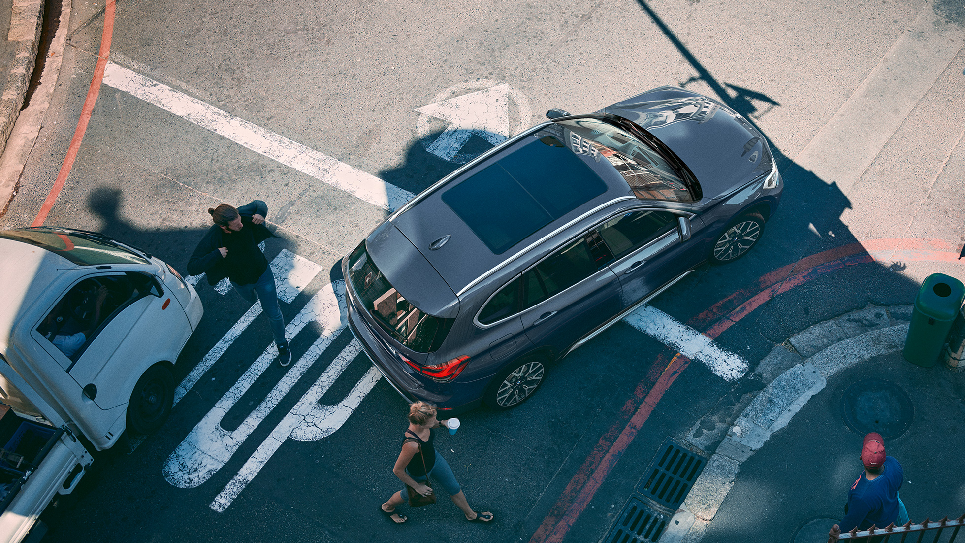 BMW X1, panoramiczny szklany dach. BMW X1 z widokiem szklanego dachu w perspektywie lotu ptaka.